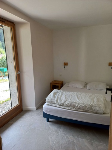 chambre double Location gite 4 jardin personnes Conatmines Montjoie